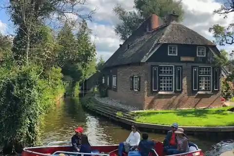Giethoorn: Boat Rental 2,5 hour 1-8 persons