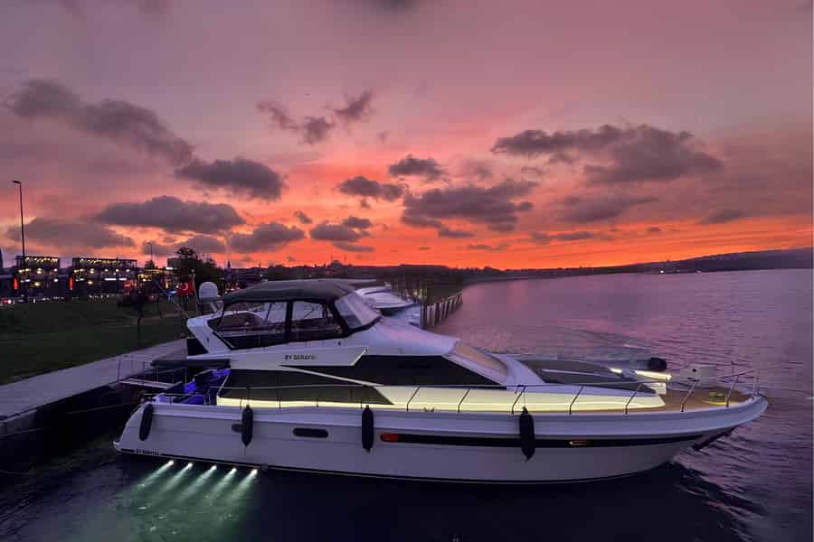Istanbul: Sonnenuntergang oder Tag Kleingruppen-Yachtfahrt mit Snacks. Foto: GetYourGuide