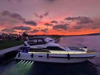 Istanbul: Sunset or Day Small-Group Yacht Cruise with Snacks