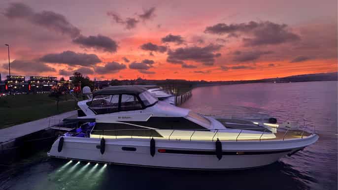Istanbul: Sunset or Day Small-Group Yacht Cruise with Snacks
