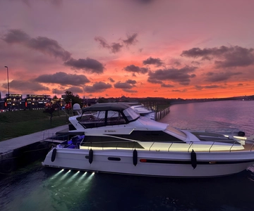 Istanbul: Sunset or Day Small-Group Yacht Cruise with Snacks