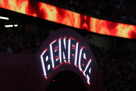 Lissabon: Benfica Luz Stadium Tour med souvenirhalsdukFamiljepaket (2 vuxna och 2 barn)