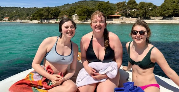 Ab Split: Blaue Lagune, Trogir und Čiovo Bootstour mit Wein