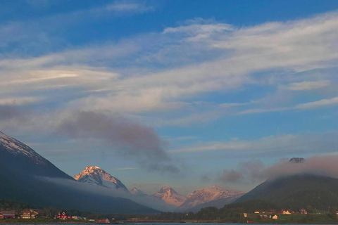 Tromsø: 2-Hour Island Tour Cruise with Snacks and Drinks