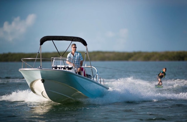 Doha: 1-Hour Speed Boat Ride With Water Activities