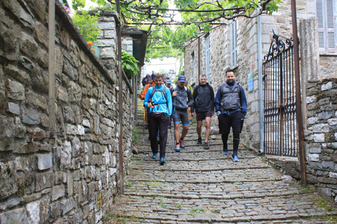 Caminhada guiada até o lago do dragão na montanha Tymfi