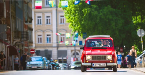 Pula: City Highlights Tour in a Vintage Renault 4