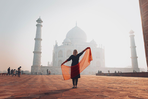 De Delhi : Tour du Taj Mahal au lever du soleil à AgraSeulement le guide (pas de voiture, de frais d&#039;entrée et de repas)