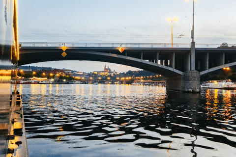 Praga: Cruzeiro Noturno no Rio Moldava c/ BuffetPacote exclusivo