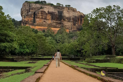 Passeio de Tuk Tuk de Kandy a Sigiriya