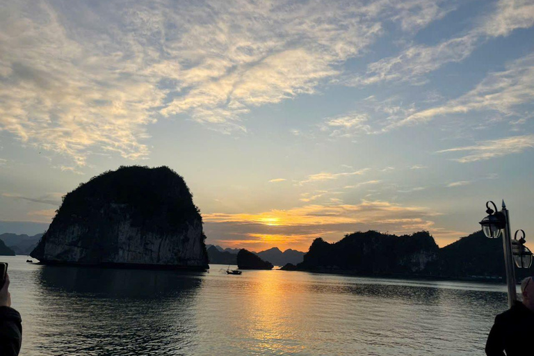 Hanoi: Ha Long Bay Day Trip - Luxury Cruise & Buffet lunch