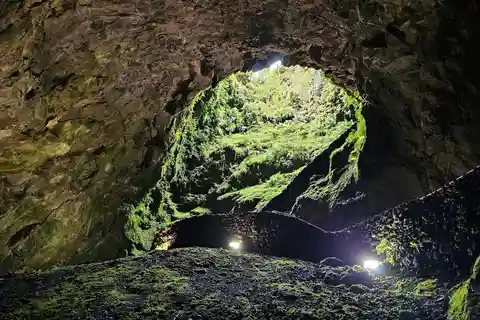 Private Höhlen der Insel Terceira: Lava Route - Eingänge & Wein