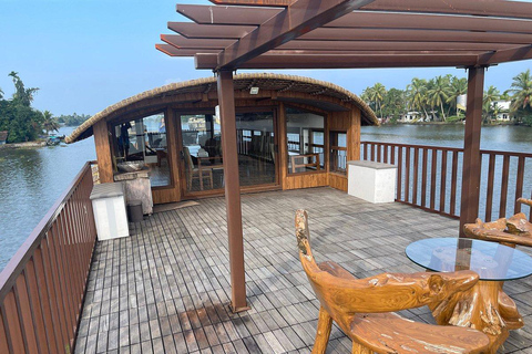 From Kochi: Alleppey Houseboat Cruise with Meals & Transfers