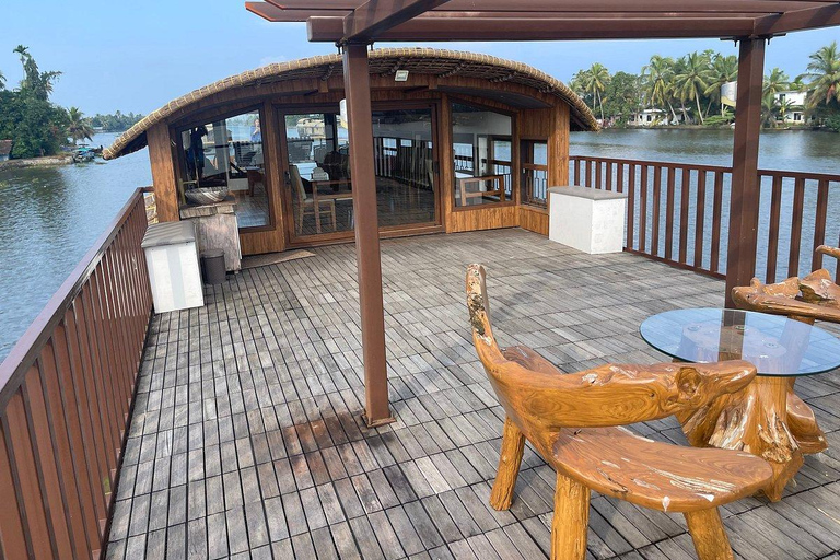 From Kochi: Alleppey Houseboat Cruise with Meals & Transfers