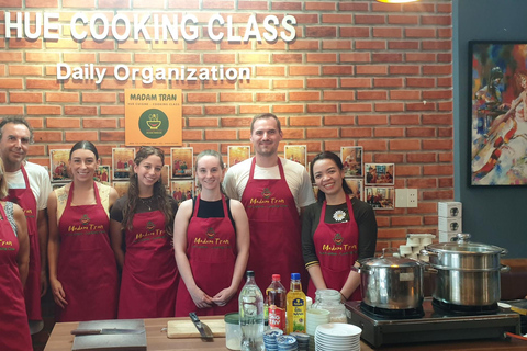 Hue : Cours de cuisine végétarienne avec une famille locale