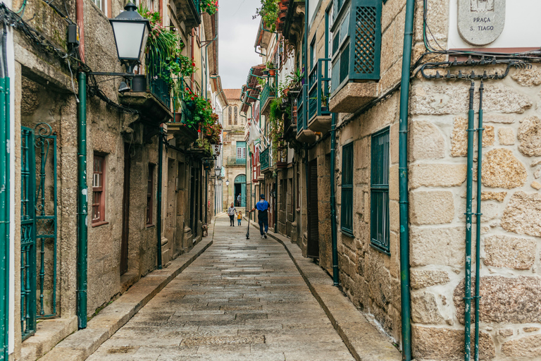 Desde Oporto: tour de día a Braga y Guimarães con almuerzoRecogida y regreso al hotel incluidos.