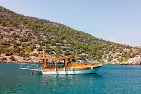 Kuşadası: Sunrise Boat Cruise with Breakfast & Swim Stops