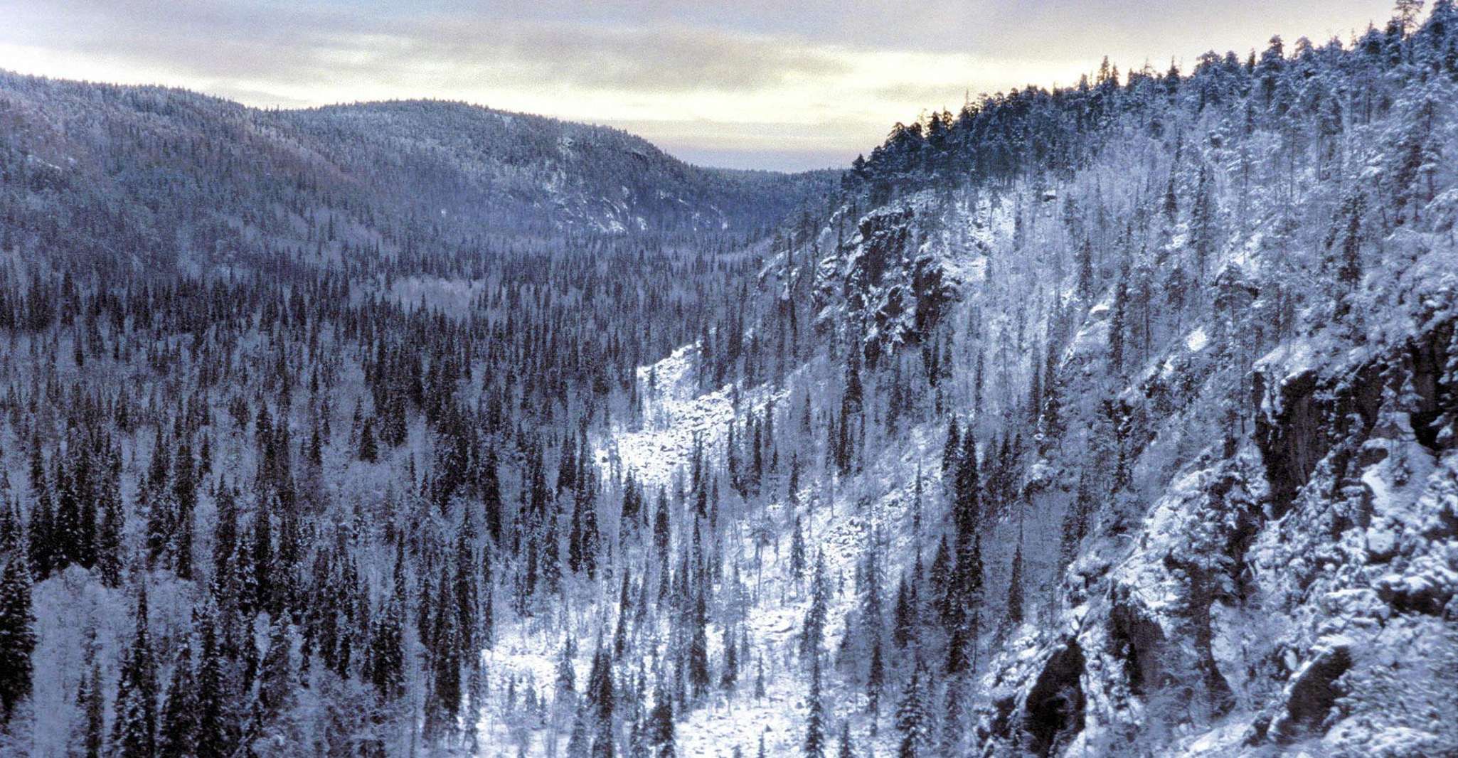 Frozen waterfalls hiking tour in Korouoma canyon - Hizvo