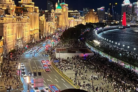 Shanghai: Private Tour in French, from Must-Sees to Local Secrets