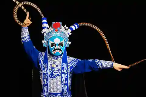 Chengdu: Liyuan Theater Sichuan Opera Face-Changing Show
