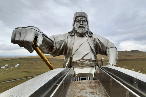 Depuis Oulan-Bator : statue de Gengis Khan et parc national de Terelj