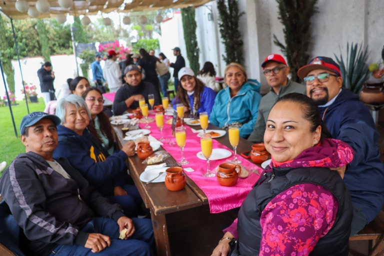 Tour in kayak a Xochimilco: campi di calendula e sapori del giorno dei mortiTour in kayak all'alba a Xochimilco