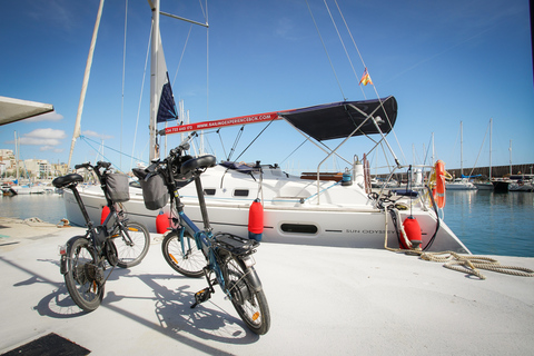 Da Barcellona: Tour delle cantine in barca a vela e in e-bike con degustazioneDa un&#039;auto a un&#039;azienda vinicola con navigazione a Barcellona