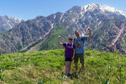 Tashkent: Small Chimgan Mountain Hike with Somsa and Tea