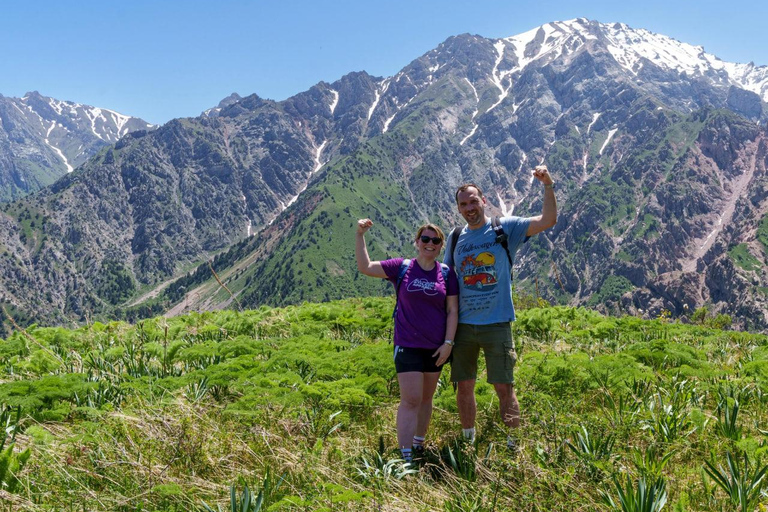 Tashkent: Small Chimgan Mountain Hike with Somsa and Tea