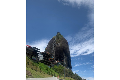 Tour semi-privado: Descobre o encanto de GuatapeDescobre o encanto de Guatape