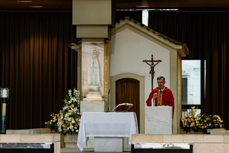 Depuis Lisbonne : Fátima de nuit – Expérience de la procession aux bougiesDe Lisbonne : Fátima de nuit – Expérience de la procession aux bougies