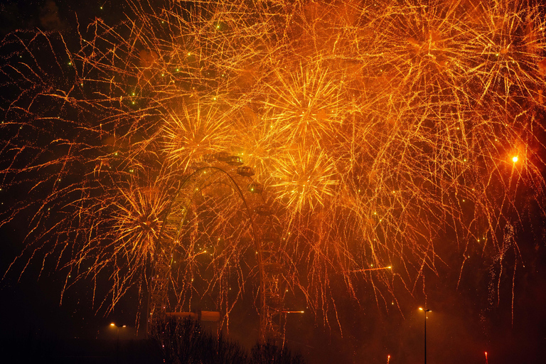 Bootfeest op oudejaarsavond in Londen met uitzicht op het vuurwerk