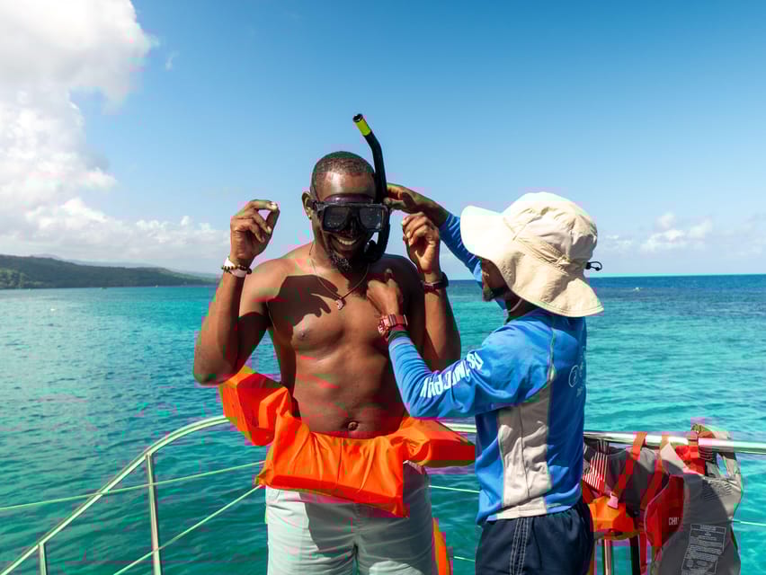 Ocho Ríos Navegación en catamarán y snorkel + Escalada al río Dunn