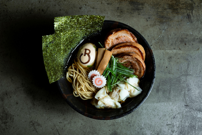 ¡Ramen y gyozas profesionales con un chef de ramen en un restaurante!Clase exprés de ramen y gyozas en Tokio