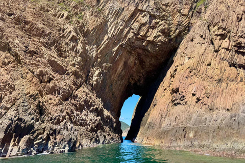 Tour in yacht del Geoparco UNESCO di Hong Kong: quattro archi marini e vulcanoTour in yacht del geoparco UNESCO di Hong Kong: quattro archi marini e vulcano