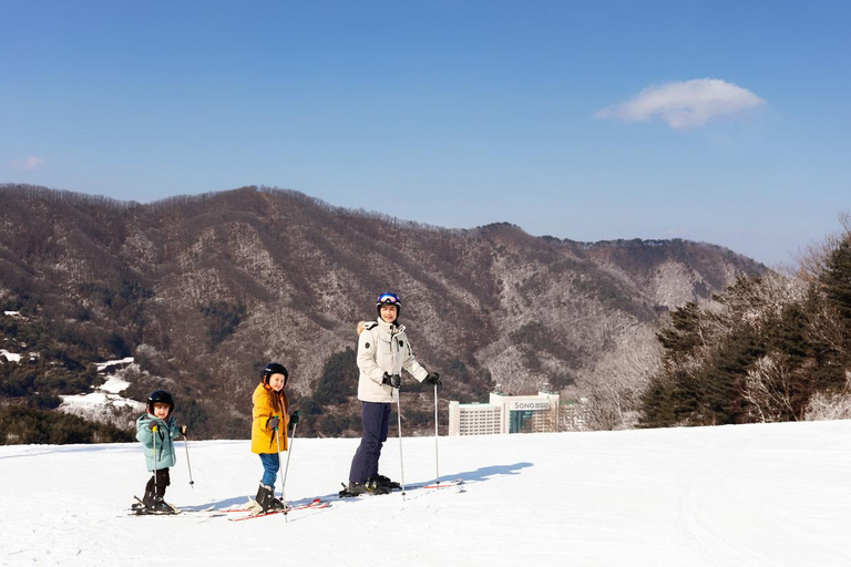 Vivaldi Park_ Ski &amp; Lift Pass (7 ore) con Seoul Shuttle[830am Myeongdong] Attrezzatura da sci e skipass (7 ore)