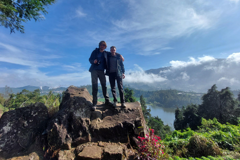 Viagem ao nascer do sol dourado no planalto de Dieng Sikunir com guia