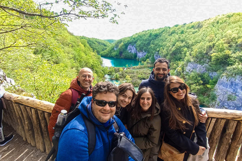 Depuis Zagreb : Excursion d'une journée à Plitvice et Rastoke avec 8 personnes maximum