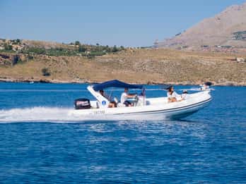 Castellammare del Golfo: Private Dinghy Rental with license