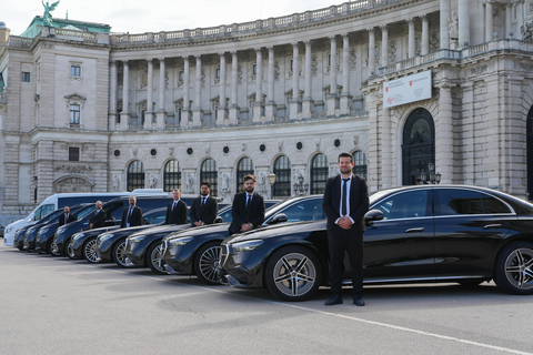 Vienna: Informative City Tour with Premium Luxury Car Vienna: City Highlights Tour with Driver Guide