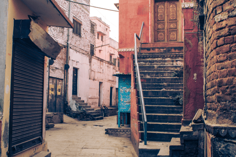 Stadstour met gids door Varanasi in AC auto met een lokale bewoner