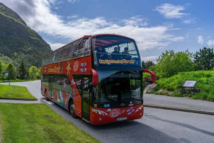 Alesund: Stadtbesichtigung Hop-On/Hop-Off-Bustour. Foto: GetYourGuide Alesund: Stadtbesichtigung Hop-On/Hop-Off-Bustour. Foto: GetYourGuide