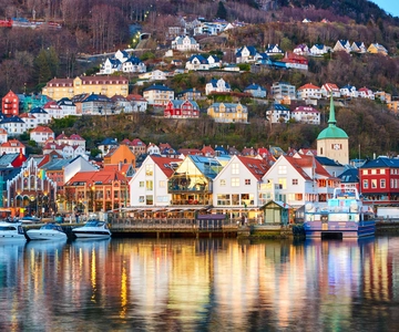 Bergen: Sightseeing Walking Tour with Ferry Ride