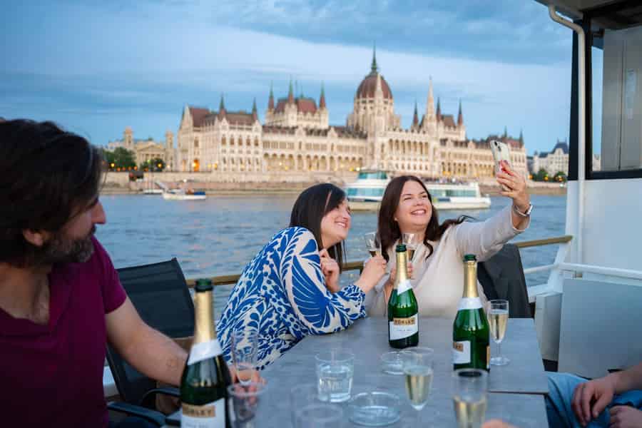 Bootsfahrt in Budapest mit unbegrenzt Prosecco & Blick auf die Donau. Foto: GetYourGuide Bootsfahrt in Budapest mit unbegrenzt Prosecco & Blick auf die Donau. Foto: GetYourGuide