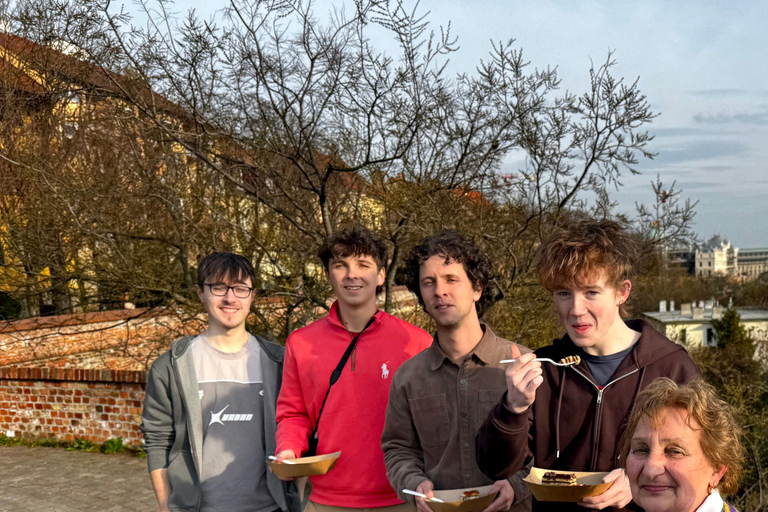 Buda Castle: Guided Walking Tour with Royal Cake Tasting