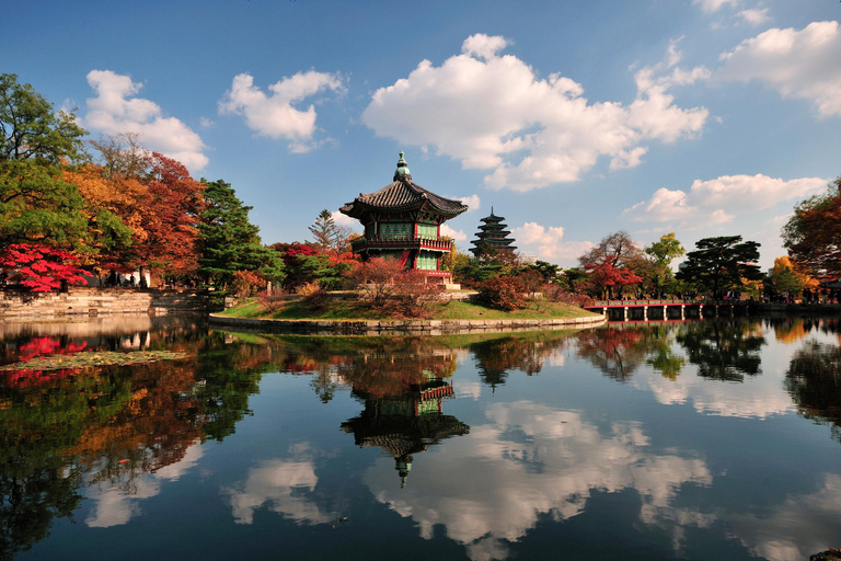 Seoul: Gyeongbok Palace, Bukchon Village, and Gwangjang Tour