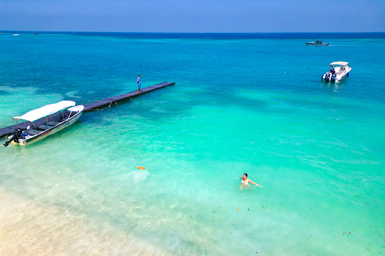 Full-day tour of 3 private islands in the Rosario Islands
