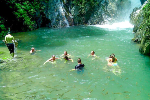 Phuket/Phang Nga: Excursión en quad, tirolina, rafting y cascada