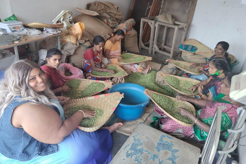 Kochi: Sacred Aroma Grove Tour with Herbal Tea