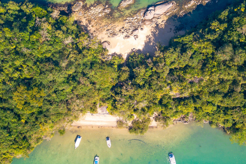 Shared speedboat tour of 6 islands and paradise beaches in Paraty Shared speedboat ride to 6 islands and paradise beaches in Paraty